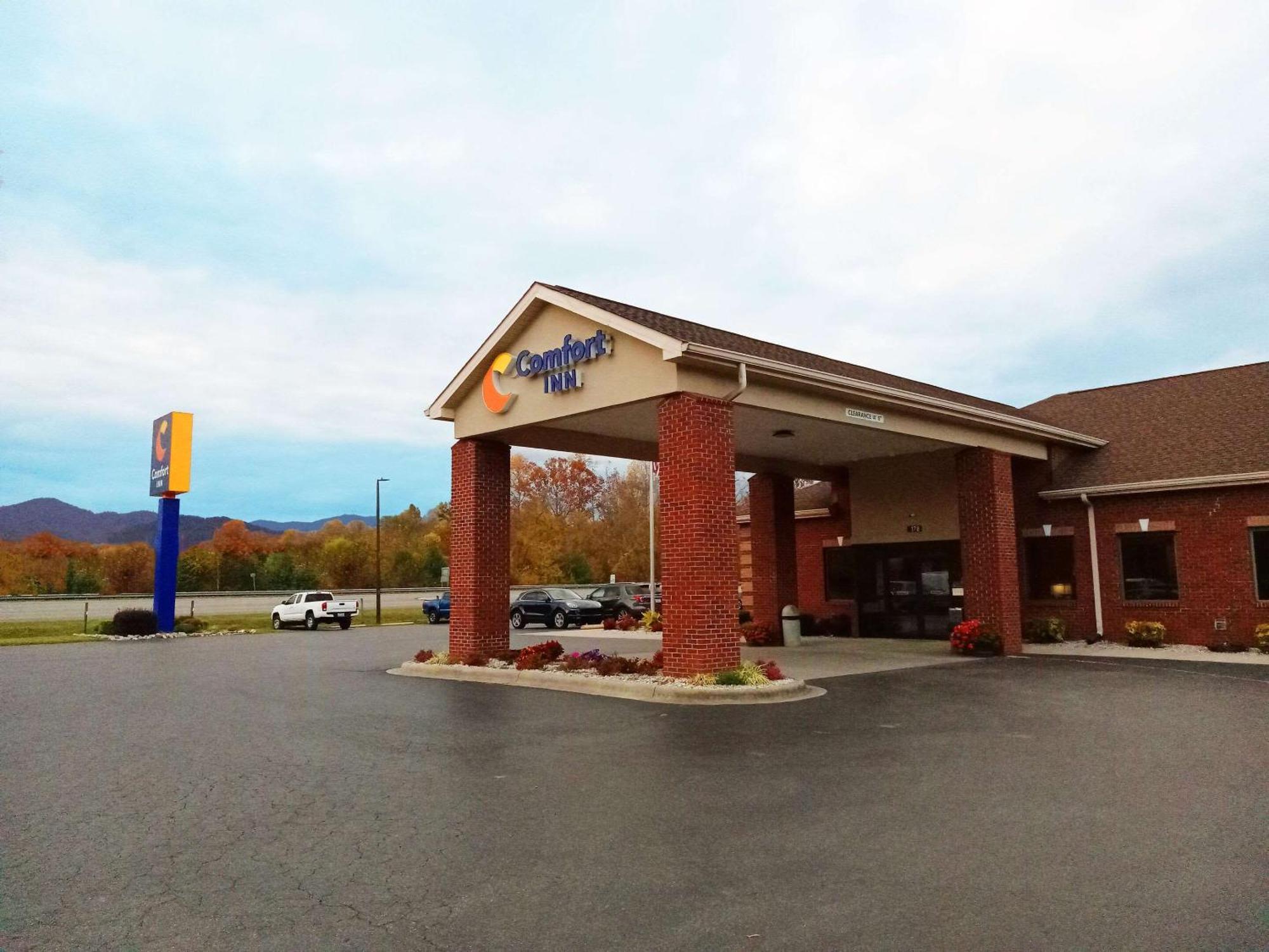Comfort Inn Near Downtown & Blue Ridge Pkwy Марион Екстериор снимка